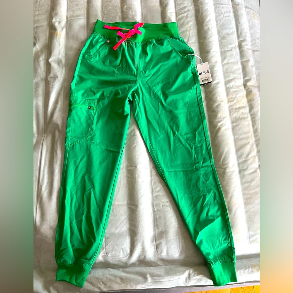 NWT FIGS ZAMORA SCRUBS KELLY GREEN